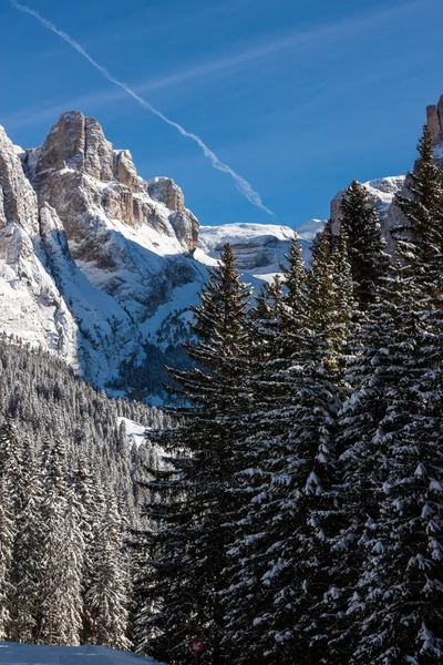 Sass Pordoi (i Sella-gruppen) med snö i de italienska Dolomiterna — Stockfoto