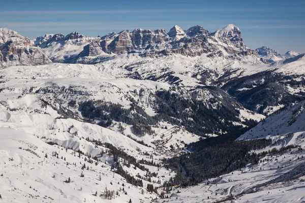 Utsikt över de italienska Dolomiterna i vinter. — Stockfoto