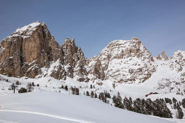 Sassolungo (Langkofel) gruppen av italienska Dolomiterna i vinter. — Stockfoto