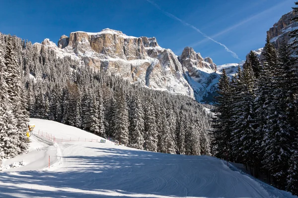 Sass Pordoi (i Sella-gruppen) med snö i de italienska Dolomiterna. — Stockfoto