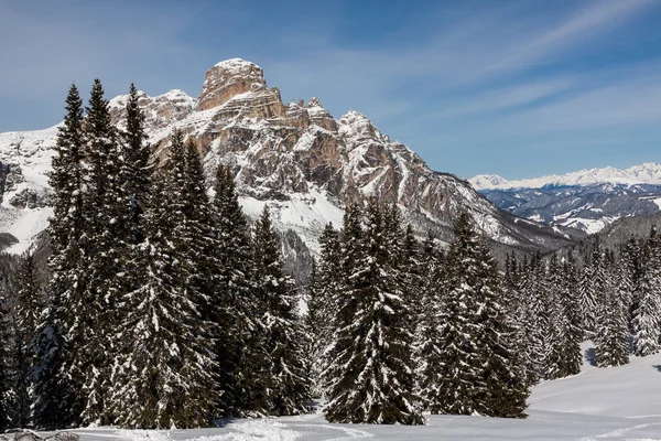 Utsikt över Sassongher når med snö i de italienska Dolomiterna — Stockfoto