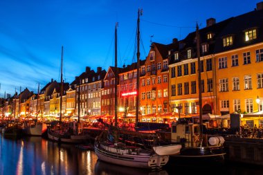 Geceleri Nyhavn Kopenhag, Danimarka.