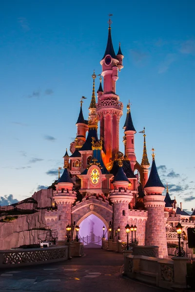 Disneyland Parijs kasteel verlicht bij zonsondergang — Stockfoto