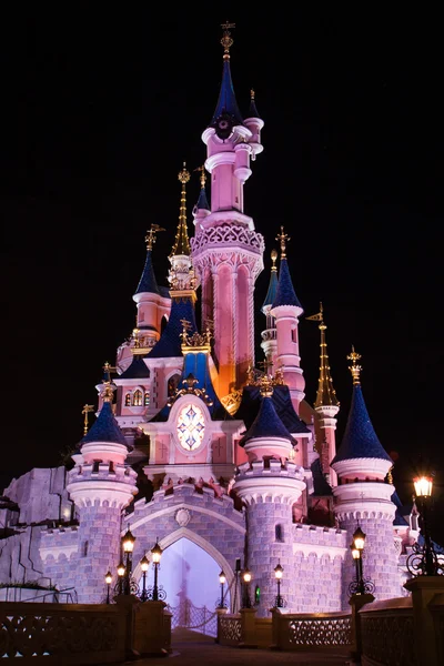 Disneyland Paris Castelo iluminado à noite . — Fotografia de Stock