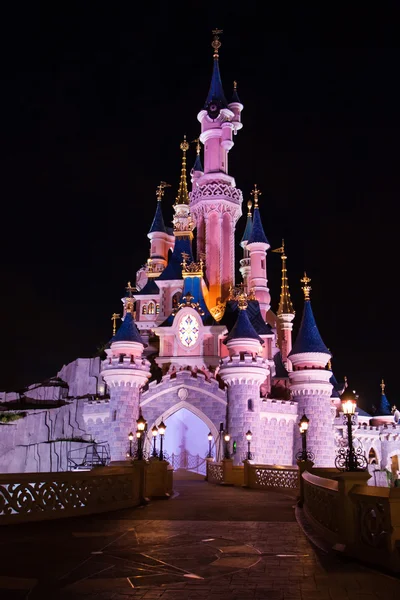 Disneyland Parijs kasteel's nacht verlicht — Stockfoto