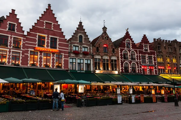 Edifícios típicos em Bruges, Bélgica, à noite . — Fotografia de Stock