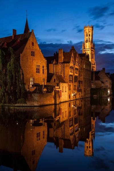 Buildings on canal at night in Bruges, Belgium — Stock Photo, Image