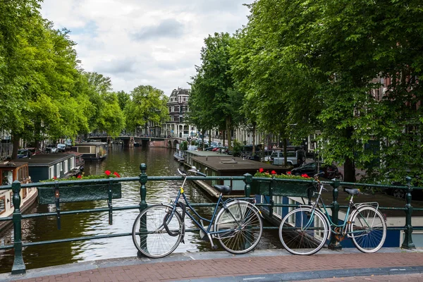 Amsterdam, parking à vélo sur le canal . — Photo