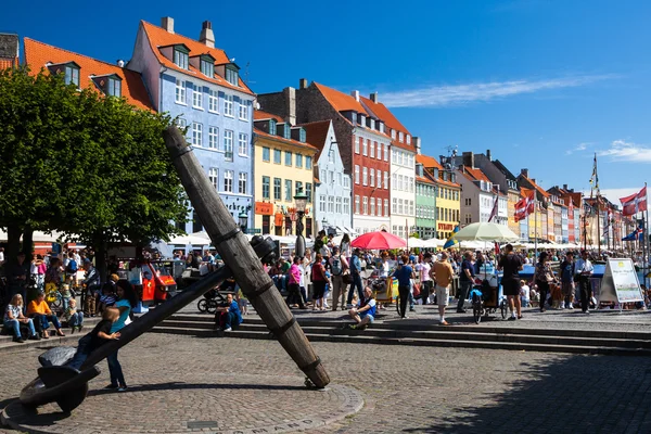 Turisták Nyhavn, Koppenhága, Dánia. — Stock Fotó