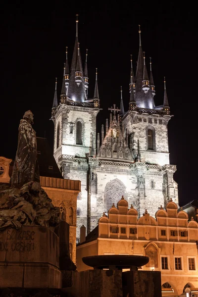Церковь Пресвятой Богородицы перед Тыном ночью в Праге, Чехия — стоковое фото