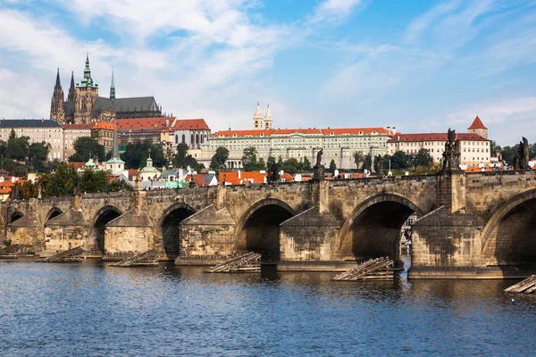 Пражский град в солнечный день, Прага — стоковое фото