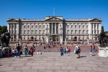 Buckingham Sarayı'na gelen turist