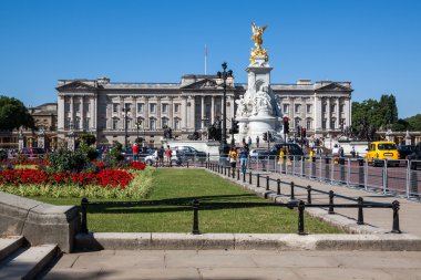 Buckingham Sarayı güneşli bir günde, Londra