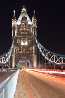 Tower Bridge ve araba ışıklar izi Londra, İngiltere