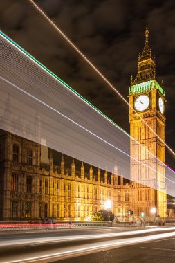 Büyük Ben ve gece Westminster köprüde trafik