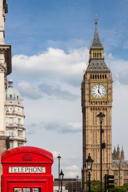 Geleneksel kırmızı telefon kulübesi ve güneşli bir gün Londra'da bulunan Big Ben