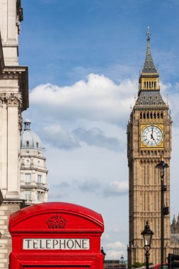 Geleneksel kırmızı telefon kulübesi ve güneşli bir gün Londra'da bulunan Big Ben