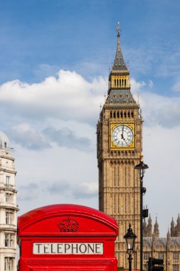 Geleneksel kırmızı telefon kulübesi ve Big Ben Londra, İngiltere