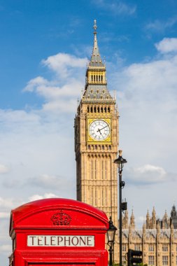 Geleneksel kırmızı telefon kulübesi ve Big Ben Londra, İngiltere