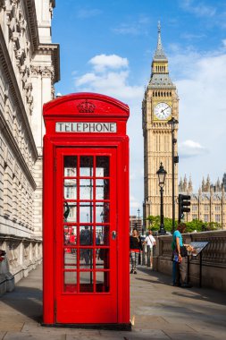 Geleneksel kırmızı telefon kulübesi ve Big Ben Londra, İngiltere
