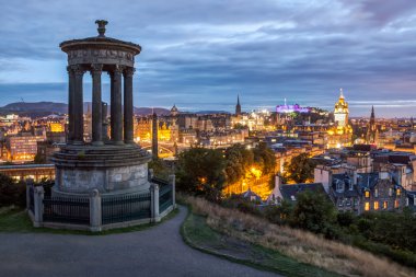 Edinburgh manzarası Calton Hill adlı dusk, İskoçya, Birleşik Krallık