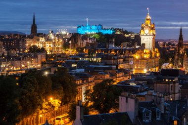 Edinburgh manzarası Calton Hill adlı gece, İskoçya, Birleşik Krallık