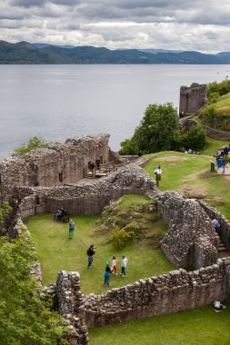 Urquhart castle yanında loch ness, İskoçya, Birleşik Krallık.