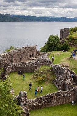 Urquhart Castle yanında Loch Ness, İskoçya, İngiltere