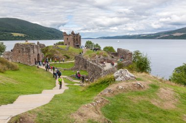Urquhart castle yanında loch ness, İskoçya, Birleşik Krallık.