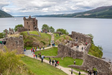 Urquhart Castle yanında Loch Ness, İskoçya, İngiltere