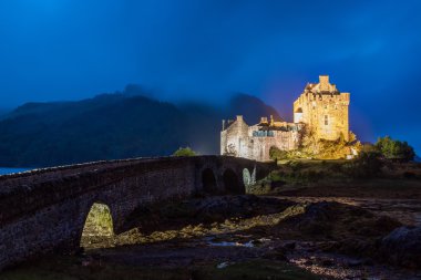 Eilean Donan Kalesi, alacakaranlık, İskoçya, Birleşik Krallık