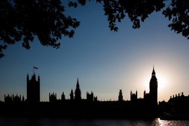 Parlamento ve büyük ben siluet gün batımında, Londra evleri