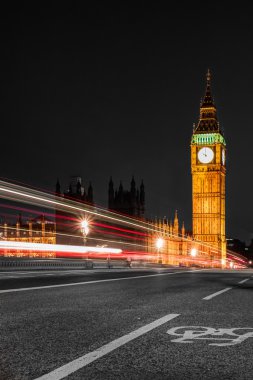 Büyük Ben ve gece Westminster köprüde trafik