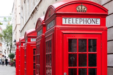 Londra'nın geleneksel kırmızı telefon kabinleri