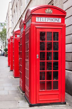 Londra'nın geleneksel kırmızı telefon kabinleri