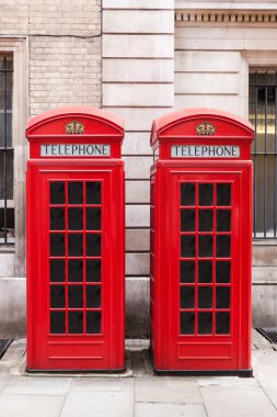 Londra'nın geleneksel kırmızı telefon kabinleri