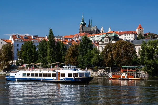 Prague Castle in a sunny day — Stock Photo, Image