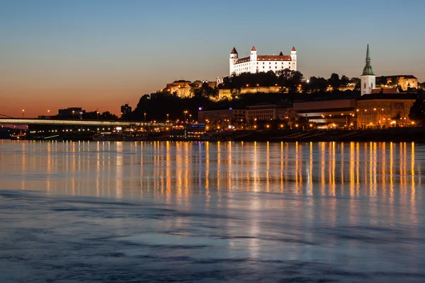 Castillo de Bratislava al atardecer — Foto de Stock