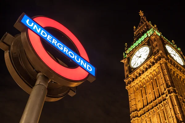 在晚上的大本钟和伦敦地铁站标志 — 图库照片
