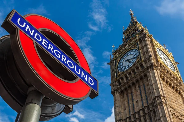 Grote Ben Clock en London Underground station teken. — Stockfoto