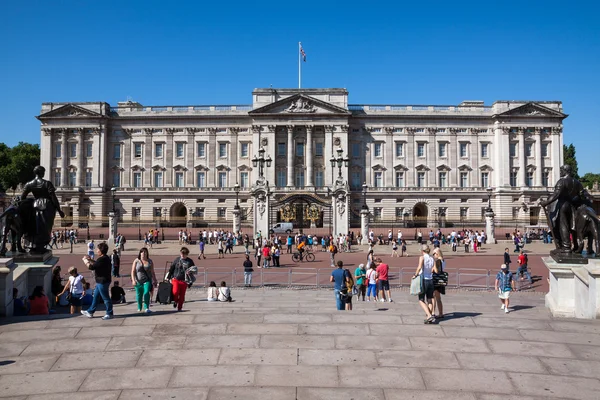 Touristes visitant Buckingham Palace — Photo