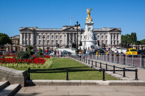 Palacio de Buckingham en un día soleado, Londres — Foto de Stock