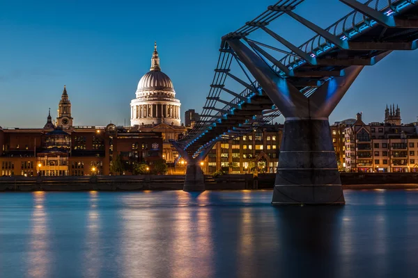 Cattedrale di St Paul e Millennium Bridge di notte, Londra — Foto Stock