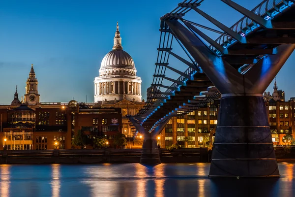 St Paul s Cathedral and Millennium Bridge at night, London — Stock Photo, Image