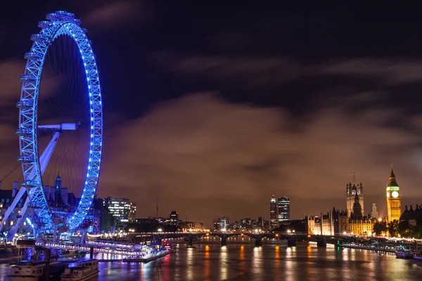 Биг Бен и Вестминстерский мост с Лондонским глазом — стоковое фото