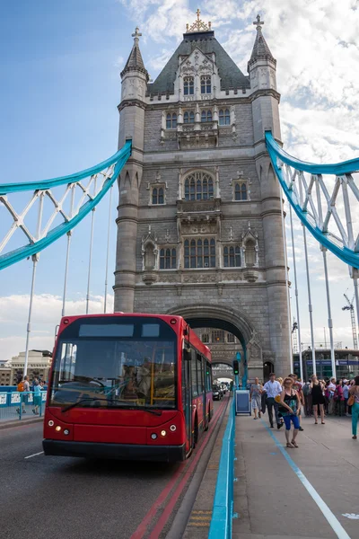 Tower Bridge y Red Bus en Londres, Reino Unido — Foto de Stock