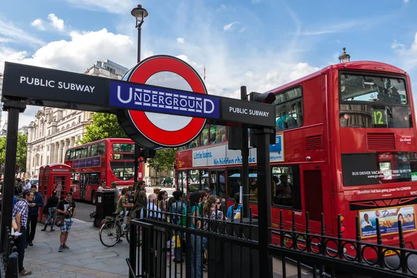 Underground stop and Red Bus in Trafalgar Square — Φωτογραφία Αρχείου