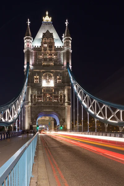 Tower Bridge y el rastro de luces de coche en Londres, Reino Unido — Foto de Stock
