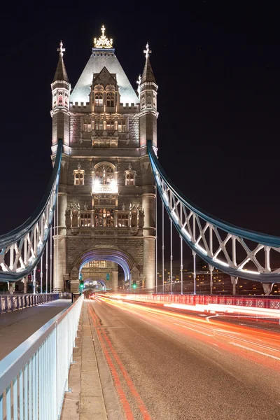 Tower Bridge y el rastro de luces de coche en Londres, Reino Unido — Foto de Stock