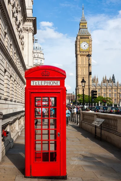 Geleneksel kırmızı telefon kulübesi ve Big Ben Londra, İngiltere
